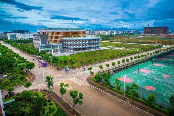 广西师范大学 广西师范大学雁山校区坐落在桂林市雁山区雁山镇雁中路