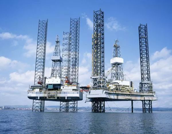 石油蓝皮书:中国首超美国成为全球最大原油进