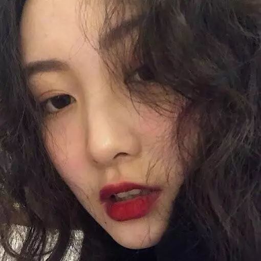 女生头像:二十岁真的是很美的年纪