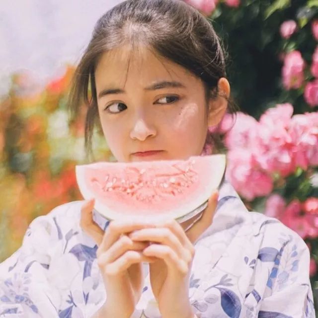 女生头像:二十岁真的是很美的年纪