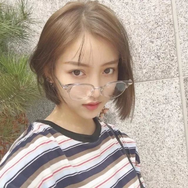 女生头像:二十岁真的是很美的年纪