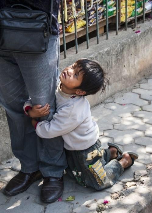 偶尔还会看到乞讨的小孩,很多缅甸家庭生活窘迫.