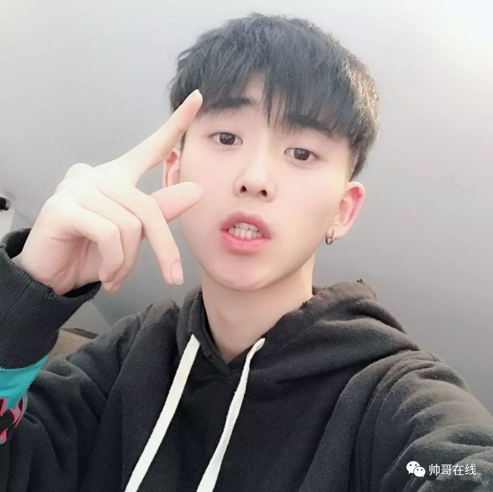 直到五年级过生日时, 妈妈送了他一把吉他.