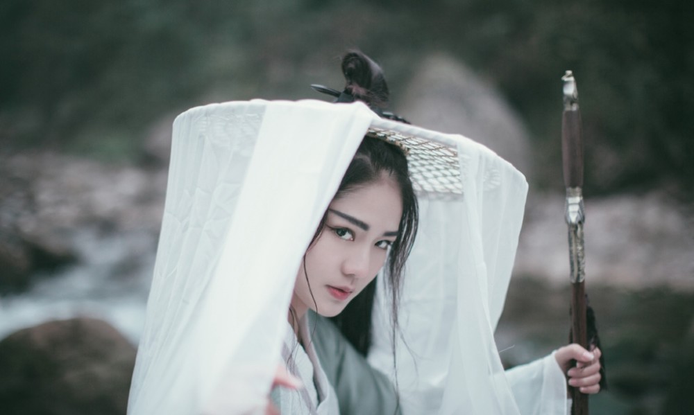 古装女侠美女剑客山水中练剑