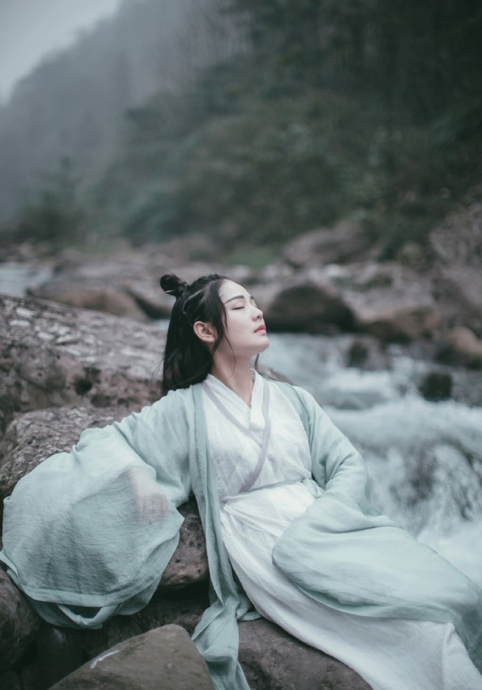 古装女侠美女剑客山水中练剑
