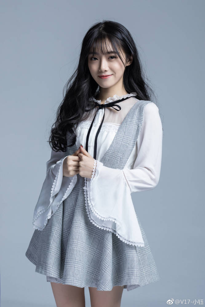 lpl美女主持人小钰美照曝光 粉丝:白衣飘飘仙女下凡