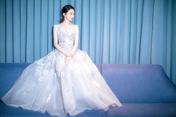 赵丽颖穿华丽公主裙出席活动,衣服太大像借的上围完全