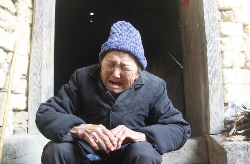 游子看泪奔的8张图,农村老人已经在家苦苦等候,哭的心