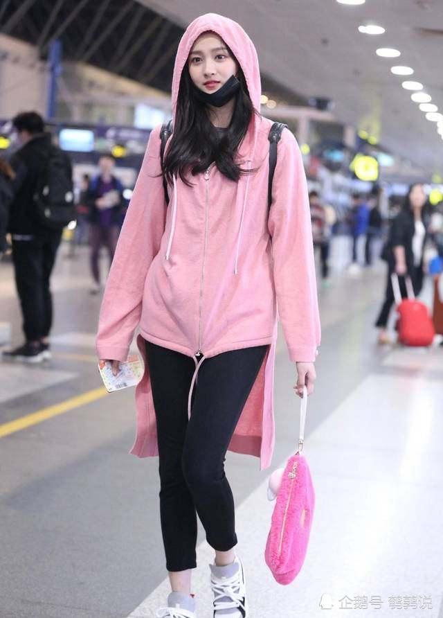 关晓彤一袭粉色现身机场,满满的少女感,网友:粉色系要