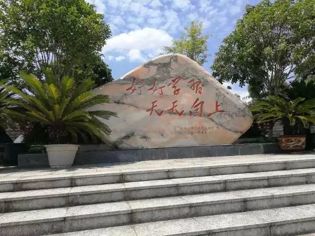凯里一中是一校两区(开怀新校区,洗马河老校区),2011年9月,凯里市
