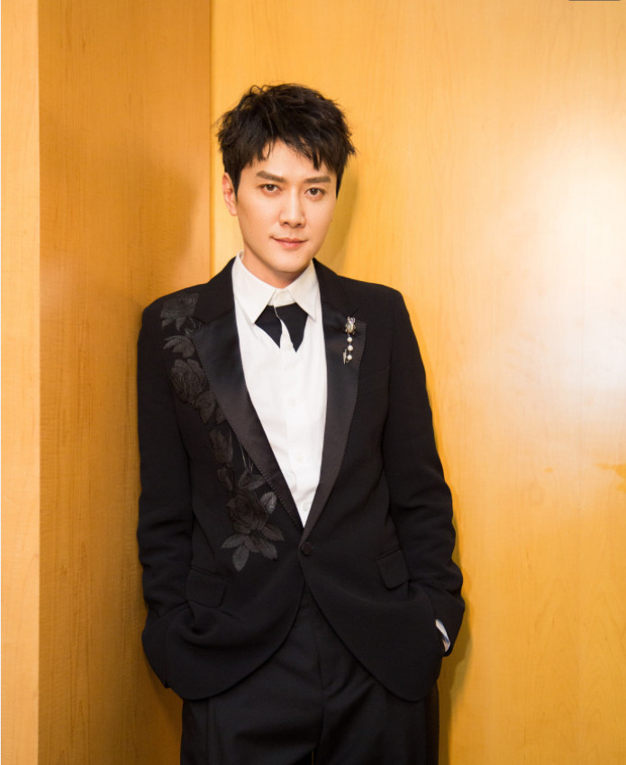 工作室晒冯绍峰帅照 西装革履帅气撩人