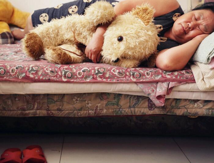 老伴因病离世,儿子又车祸身亡,6旬老人孤苦伶