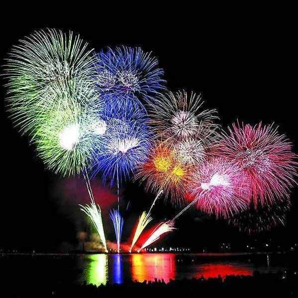 放烟花是中国新年的传统习俗.