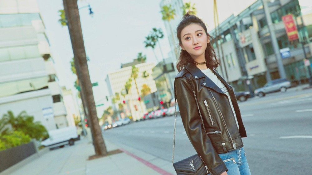 景甜晒图自曝体重过百,这个细节暗示自己有胸