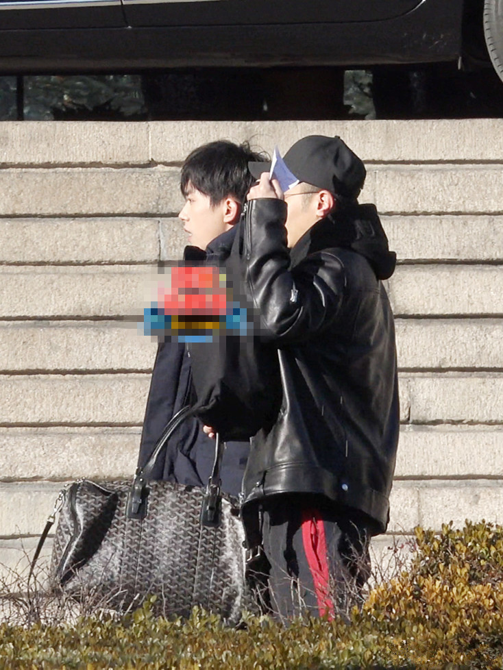 王俊凯王源易烊千玺现身央视春晚彩排现场,三