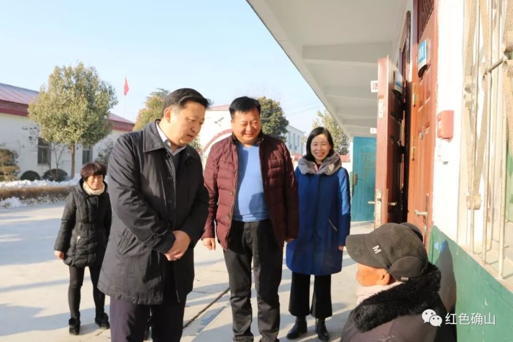 确山县四大班子领导冰天雪地送温暖