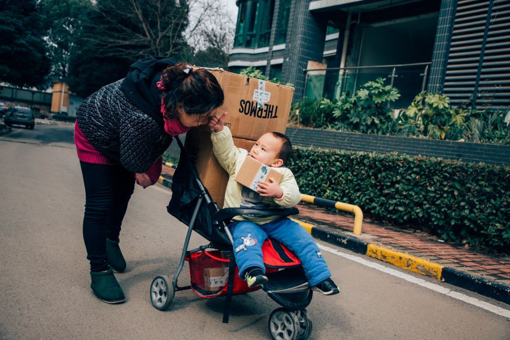 背篓妈妈做淘宝客服月入万元还买房 2岁儿子已
