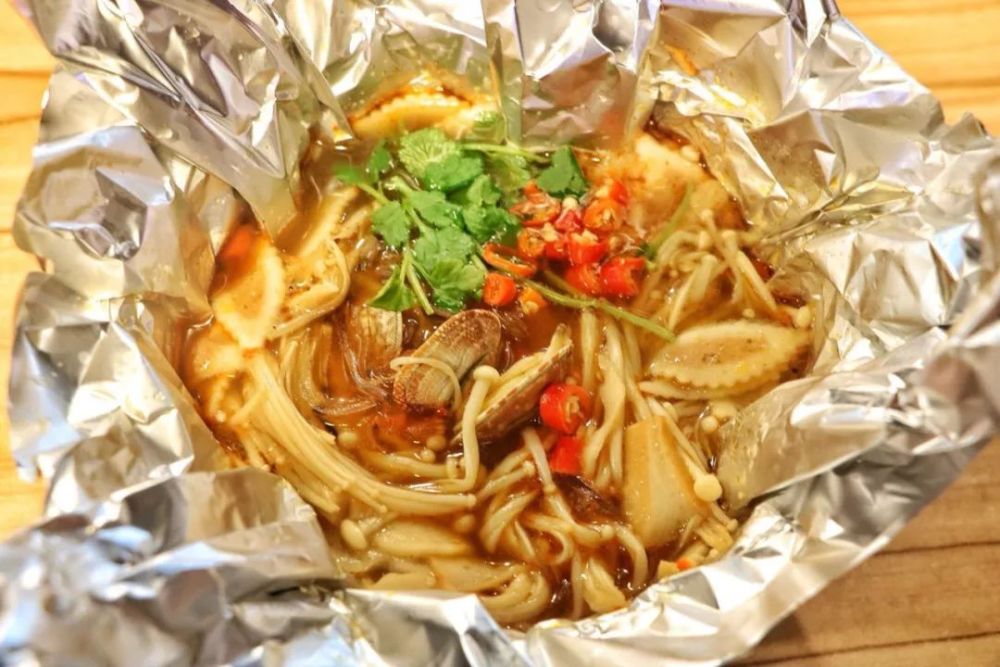 粉底层是晶莹剔透的土豆粉,配上金针菇,海鲜丸,花甲在锡纸里热情翻滚