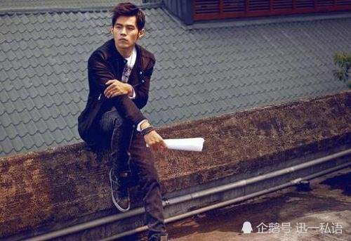 周杰伦瘦身明显低调现身春晚录制后台,和管彤