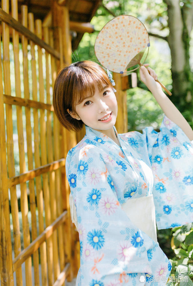 乖巧呆萌的和服美女,笑起来的样子真可爱!