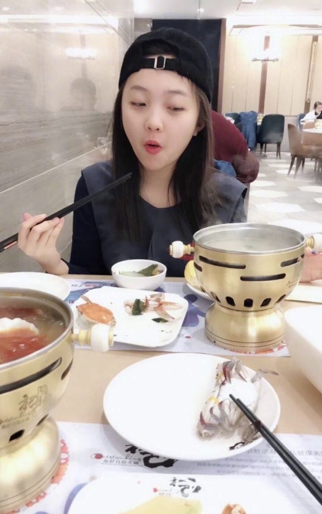 18岁林妙可大方晒近照,背影看起来又高又瘦