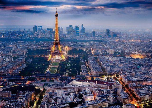巴黎,是法兰西共和国的首都,法国最大城市,欧洲第二大城市,法国的政治