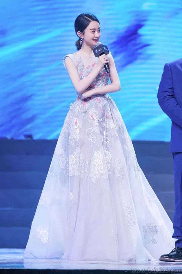 赵丽颖半夜起来发美图,一身半透明礼服水晶高