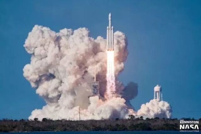 现役最强!spacex"猎鹰重型"火箭发射成功