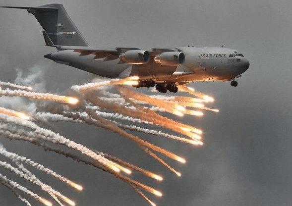 战机被导弹锁定后,为啥要垂直向上飞行?电影里