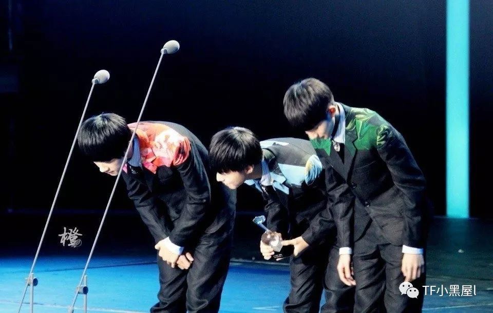 tfboys绅士的九十度鞠躬!