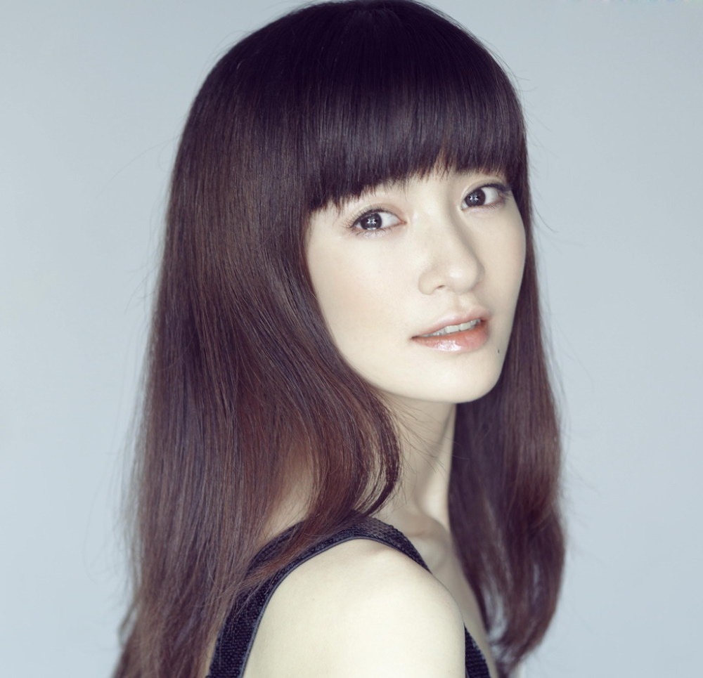 "小好看"满百天,李晟甜蜜晒全家福,李佳航:还好肤色不