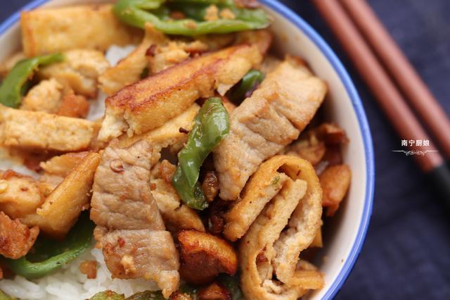 一道过年餐桌上少不了的家常菜,3种食材搭配营