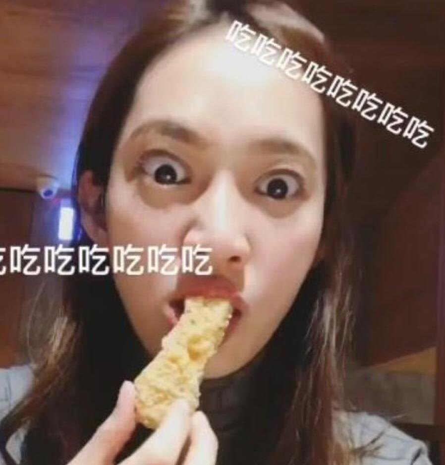 余文乐逗外甥女喝咖啡一脸慈父相,王棠云母爱