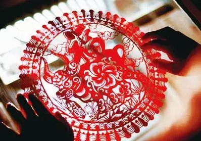 小年到 贴窗花 祭灶神 享福祉 说说如何用英语向