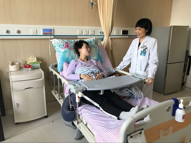 妇产科医生在病房和产妇交流