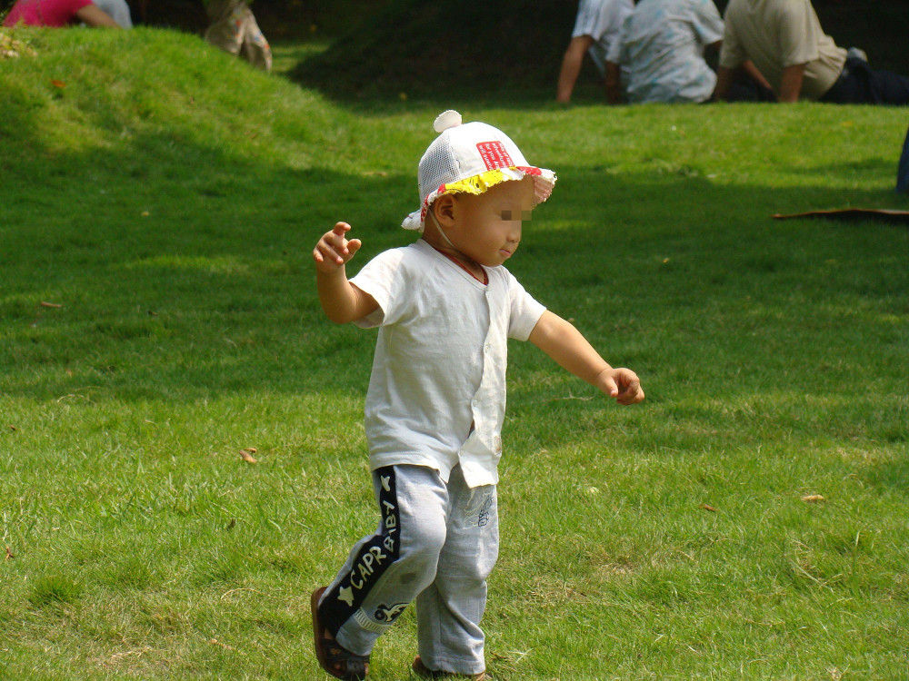 孩子走路早,原来危害这么多,趁早改正宝宝更健