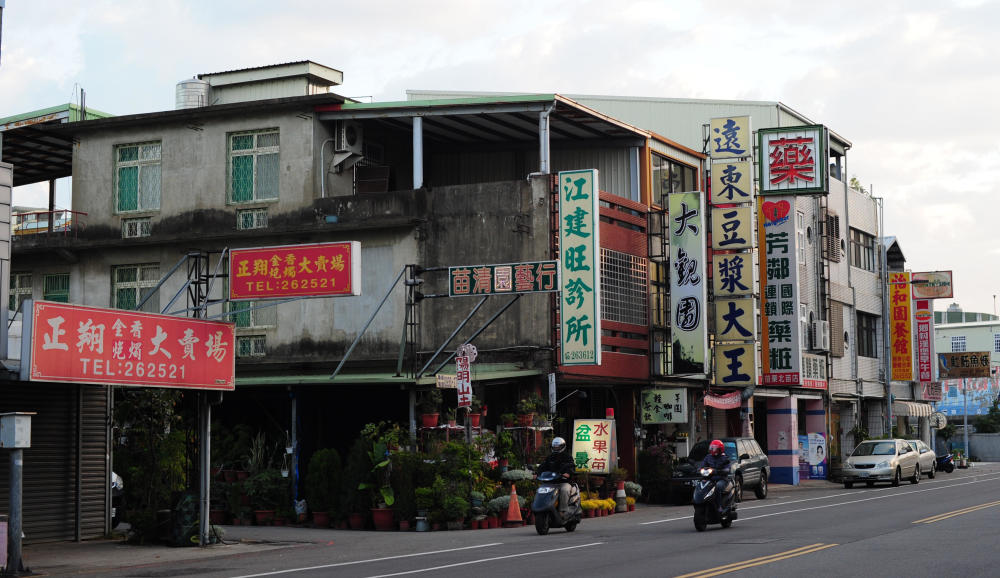 台湾民居有个很大特点,就是"骑楼".