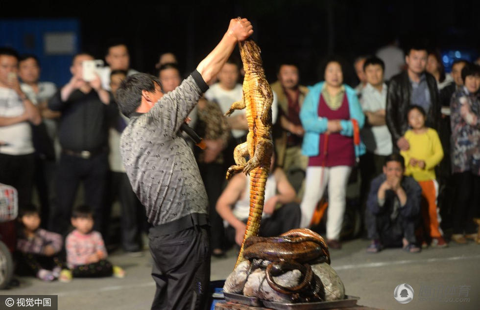 民间艺人硬气功 为卖药酒铁丝缠脖