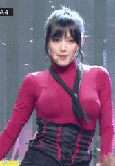 gif组图:坐着那个姐姐表情亮了,很可爱