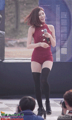 gif组图:坐着那个姐姐表情亮了,很可爱