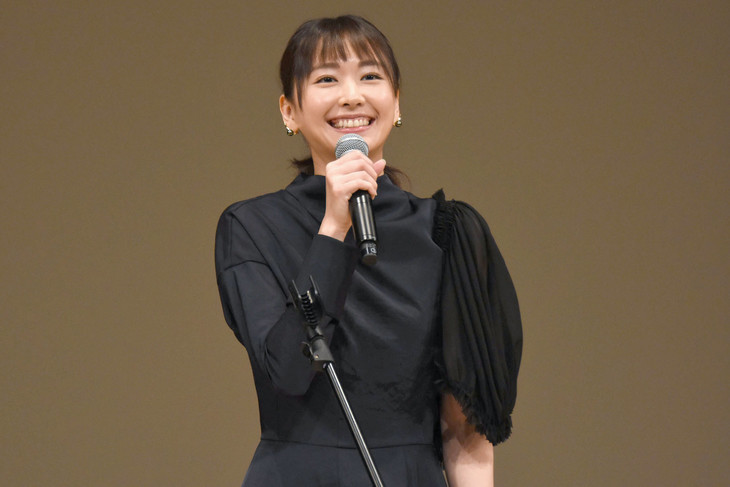 老婆笑得好甜！新垣结衣时隔10年再领蓝丝带奖