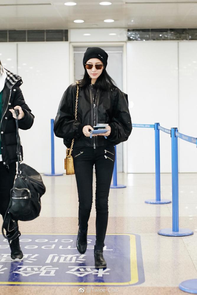 张钧宁现身上海浦东国际机场街拍,许久不见的