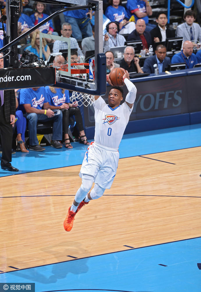 马刺胜雷霆 韦少遭严防莱少侠单臂劈扣