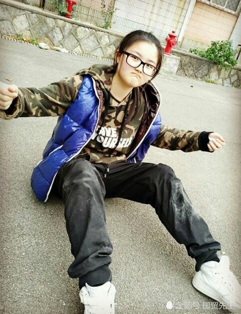 孙楠17岁大女儿近照曝光 能歌善舞有表演天赋