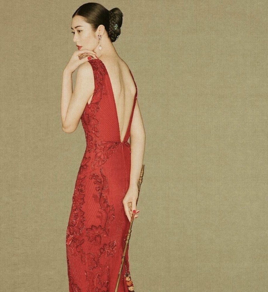 刘雯穿出了中国旗袍的大气端庄,尽情展现中国女人的美和优雅