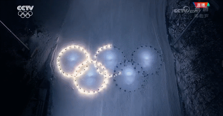 英国传奇歌手约翰-列侬经典曲目《和平之歌》的前奏响起,四位跨代际的