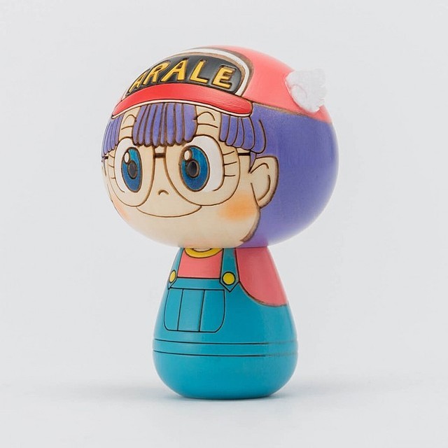 与传统工艺品合作 阿拉蕾化身木头娃娃