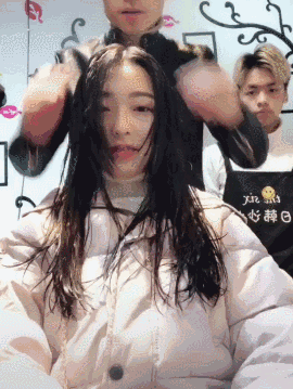 最后一个妹子就厉害了,及腰的长发,看发型师咔咔两下,就到脖子,妹子