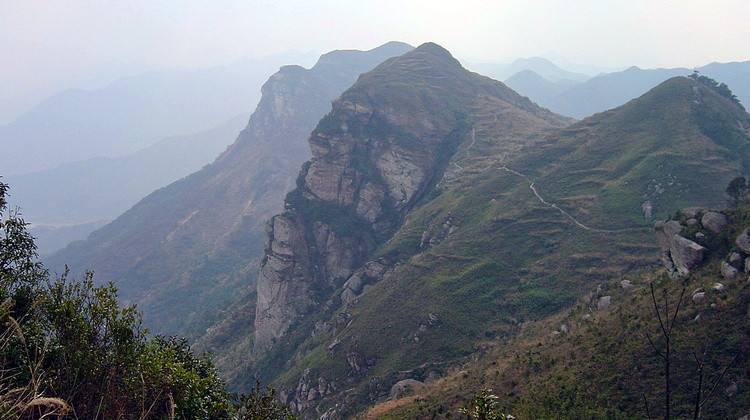 五虎山景区,风景怡丽,多奇岩幽谷,碧泉飞瀑,景色很美