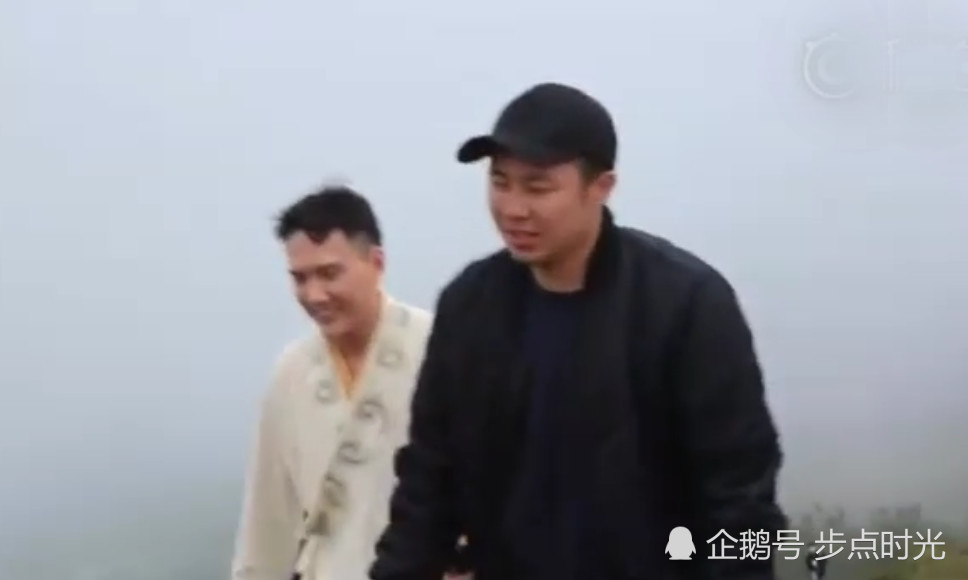 赵丽颖冯绍峰恋情再添实锤?片场牵手而行